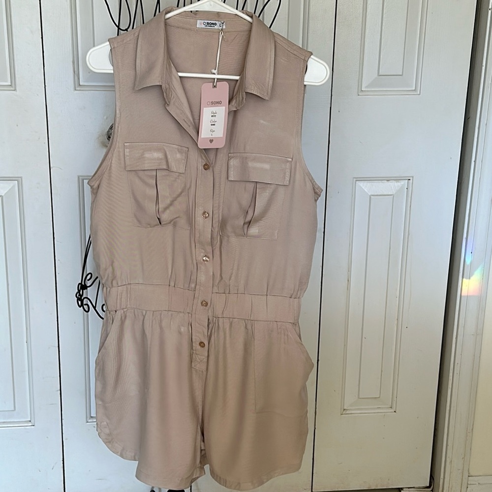 CI SONO Los Angeles beige romper size large. NWT